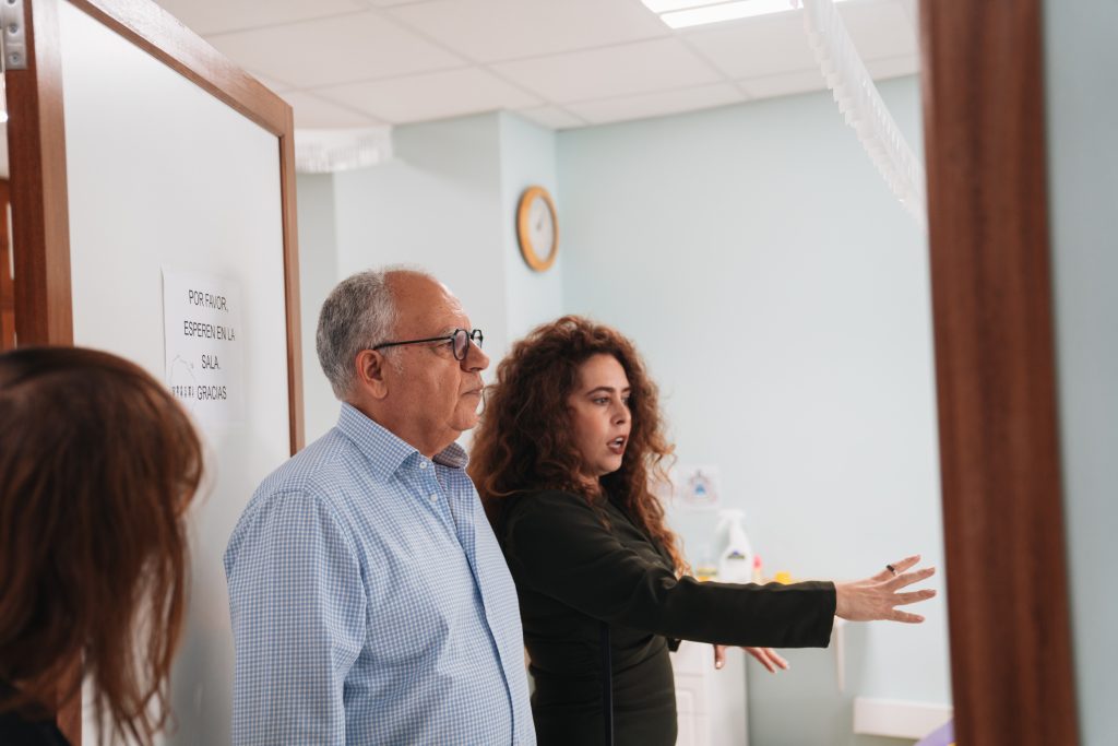 090524 El presidente del Cabildo, Casimiro Curbelo, y la gerente de los Servicios Sanitarios de La Gomera, Guacimara Barrera