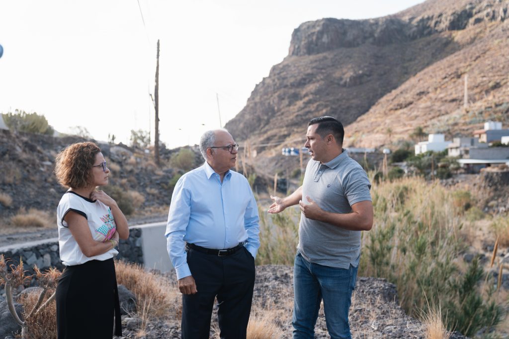 100524 El presidente del Cabildo, Casimiro Curbelo, y la alcaldesa de San Sebastián, Angélica Padilla, visitan los trabajos que se realizan para la recuperación paisajística del territorio