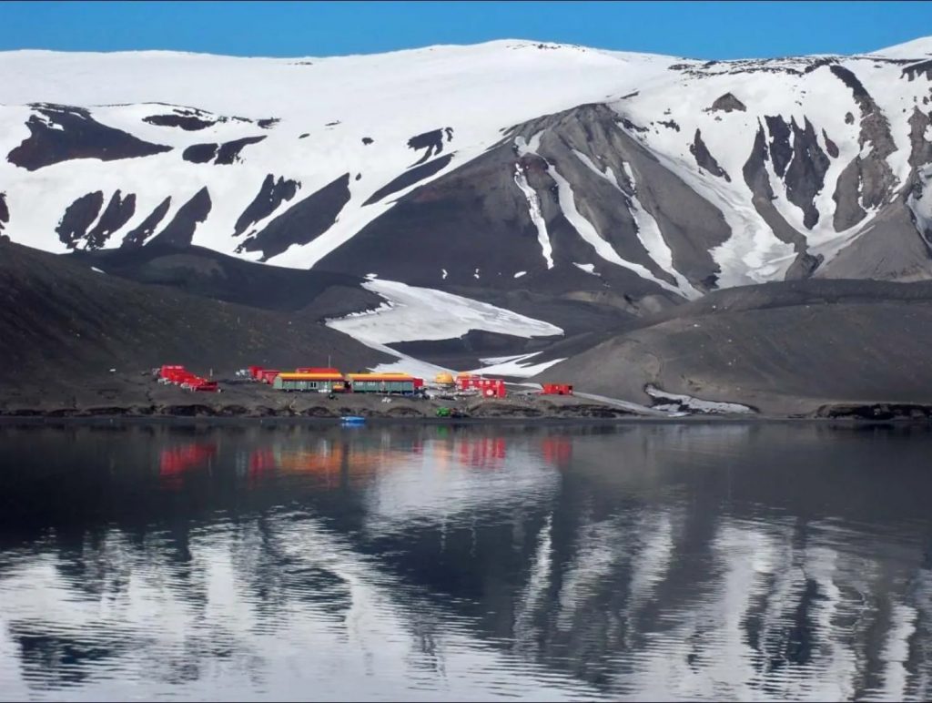 2_Base antártica española en el estrecho de Brainsfield durante una campaña