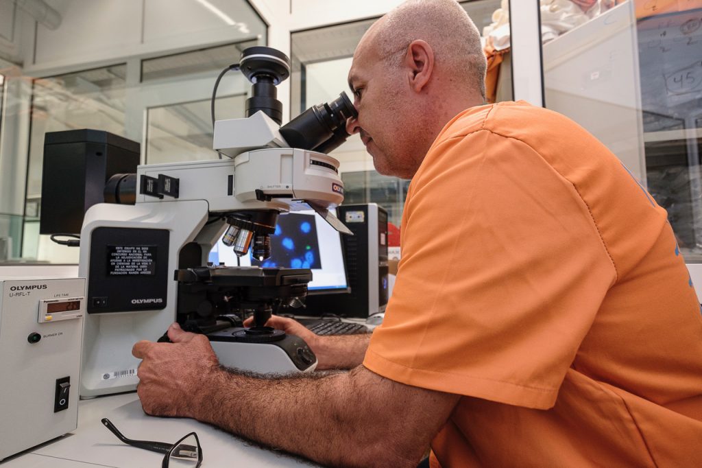 3_Félix Acosta en laboratorios de ECOAQUA