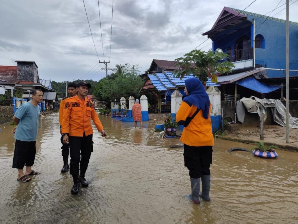 Al menos 15 muertos por inundaciones y corrimientos de tierra en el centro de Indonesia