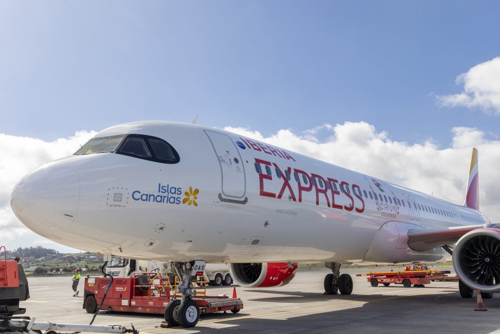 Avión de Iberia Express en el aeropuerto en Canarias