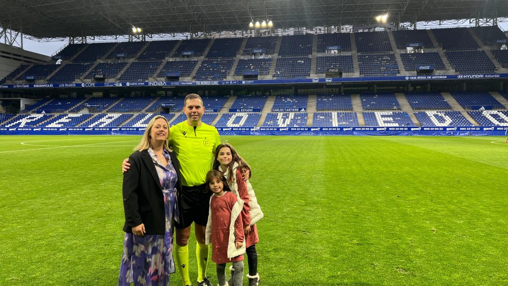 Daniel Trujillo con su familia tras finalizar el partido (2)