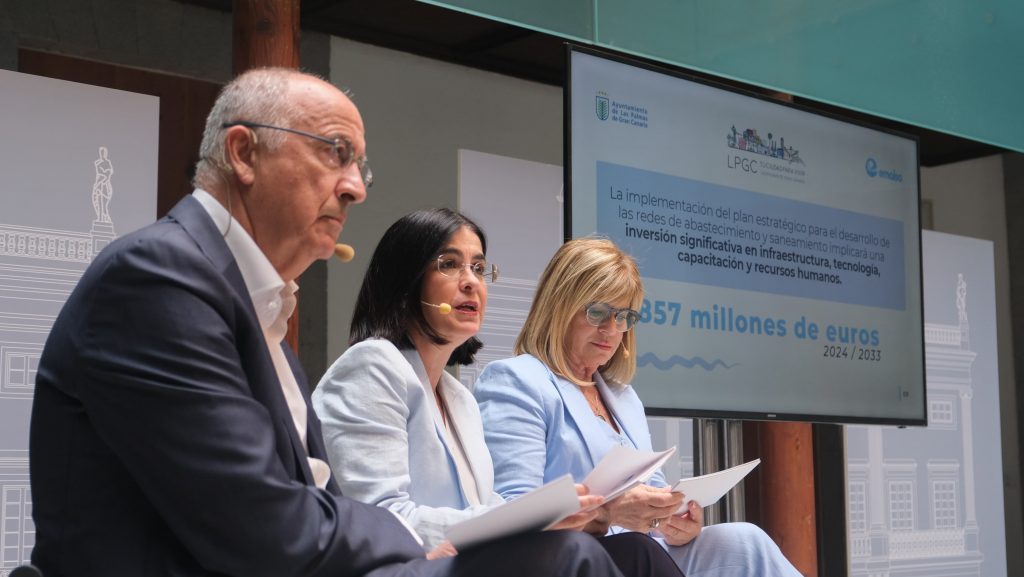 Darias (c) junto a Spínola (i) y Medina (d), durante la presentación del Plan Estratégico del Ciclo Integral del Agua