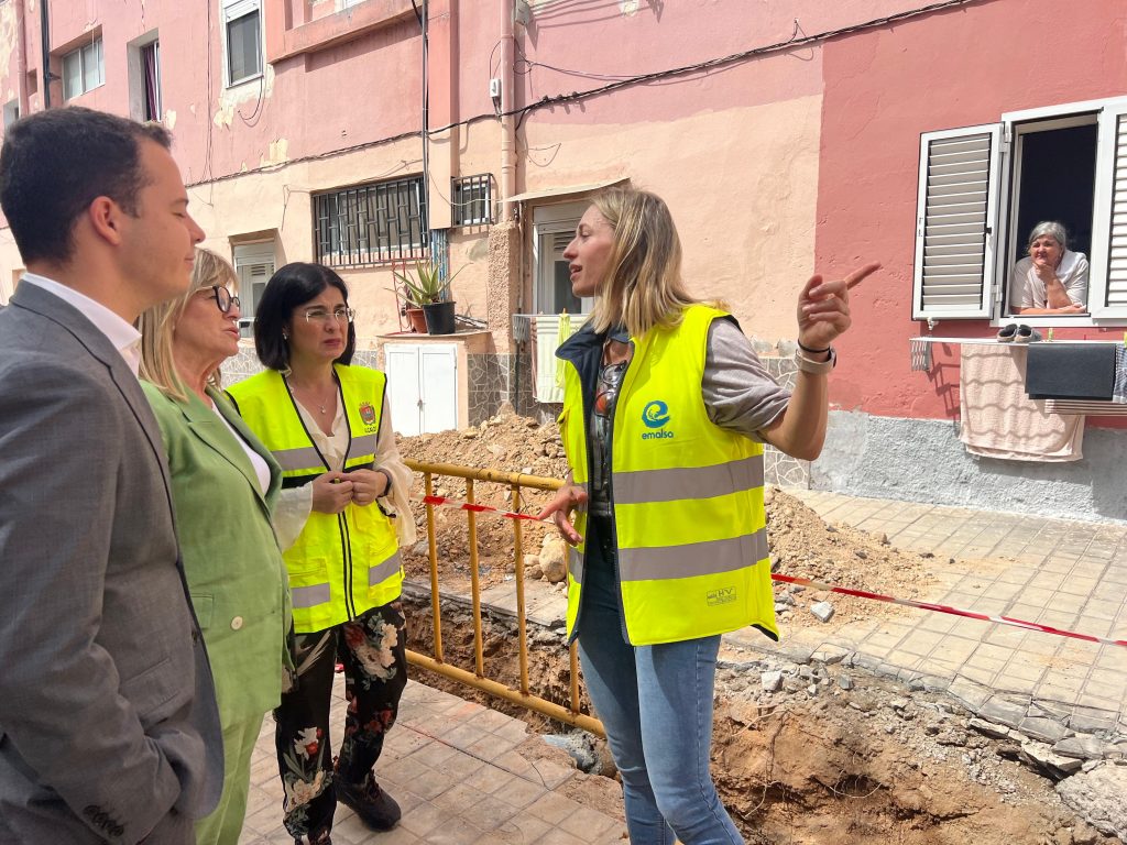 Darias supervisa las obras que se están llevando a cabo para renovar un tramo de la red de saneamiento en Escaleritas.