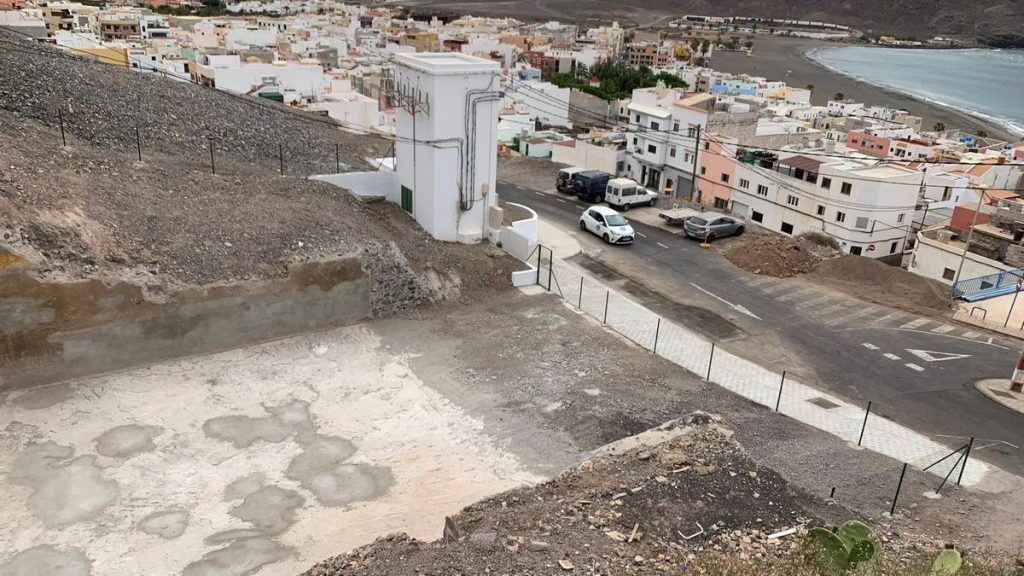 Demuelen un depósito de agua en Gran Tarajal por seguridad para los vecinos