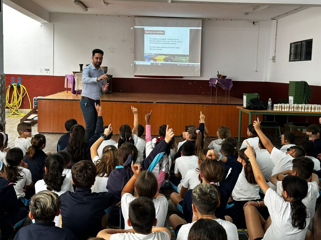 El Ayuntamiento ofrece charlas a los alumnos del CEIP Los Tarahales sobre el uso del quinto contenedor 2