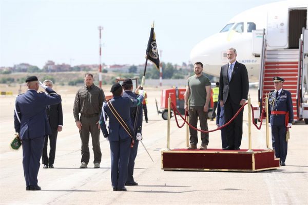 El-Rey-recibe-a-Zelenski-en-aeropuerto