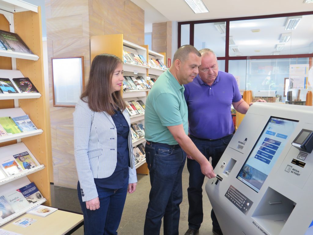 El alcalde, Pedro Rodríguez, junto a Sibisse Sosa y Ángel Ramos durante la visita a la Biblioteca Pública Miguel Santiago donde se ha instalado una de las pantallas