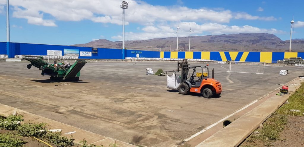 El céspedanterior ya ha sido retirado en el Estadio Municipal de Castillo del Romeral (5)