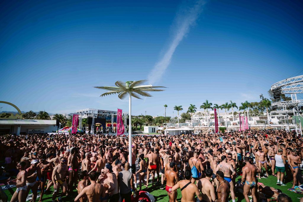 El público llenó la piscina del Ocean Club Maspalomas. Foto Marcos Barrera (1)