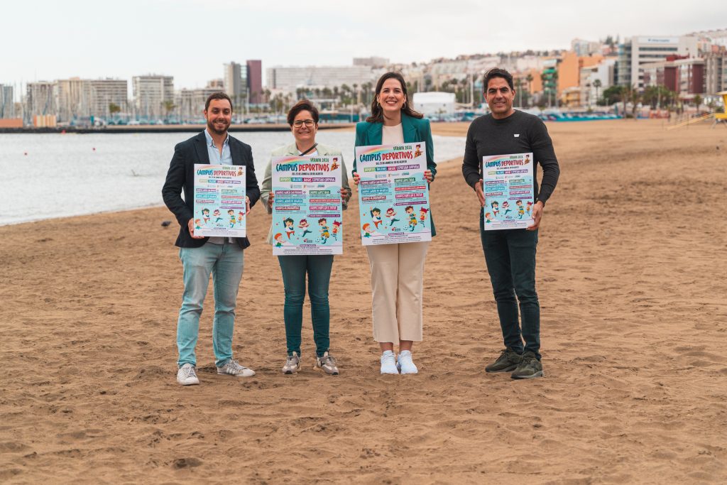 En el centro, la concejala de Deportes, Carla Campor, junto al gerente del IMD (i), Eloy García, y representantes de Solventia.