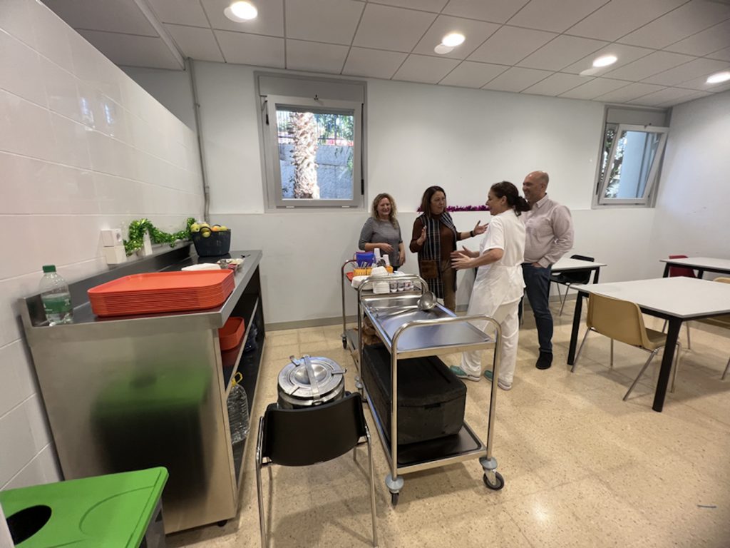 FOTO ARCHIVO - La concejala Carmen Luz Vargas supervisa uno de los comedores de los centros de acogida