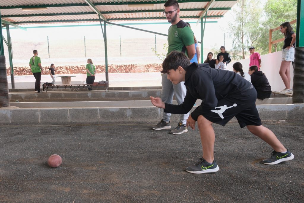 FOTO. Estudiantes majoreros practican bola canaria en la Semana Canaria de Deportes Autóctonos (3)