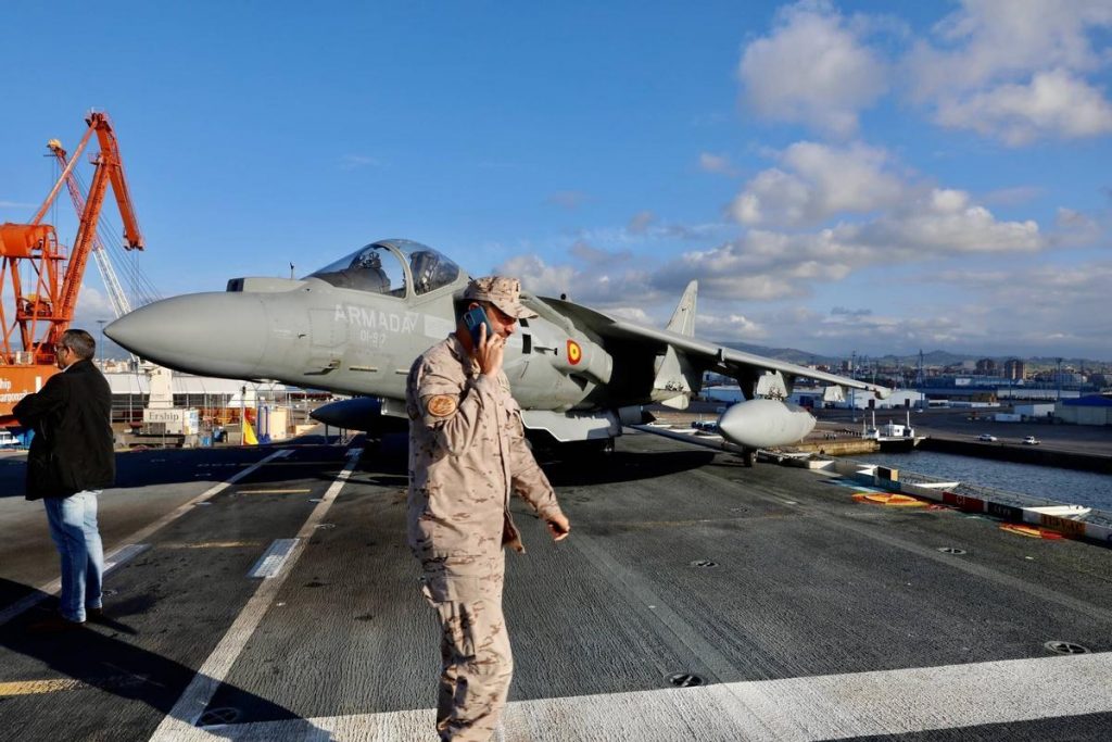 Felipe VI preside una revista naval y un desfile aéreo en la bahía de Gijón