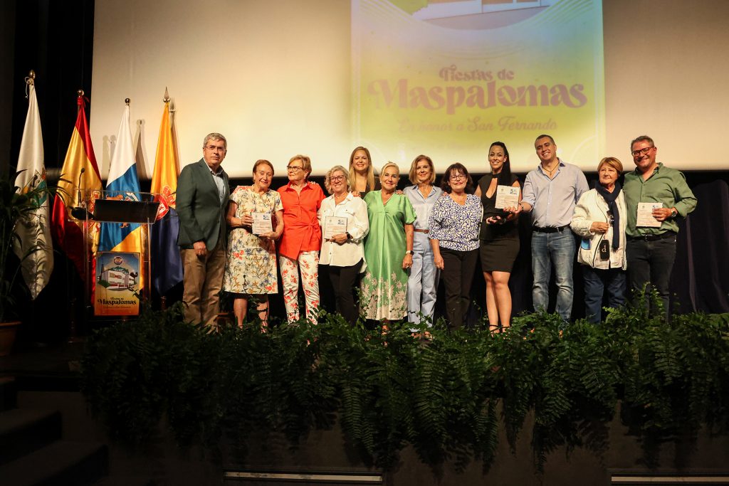 Foto de familia del profesorado junto a Pérez y Vega tras recibir la placa conmemorativa