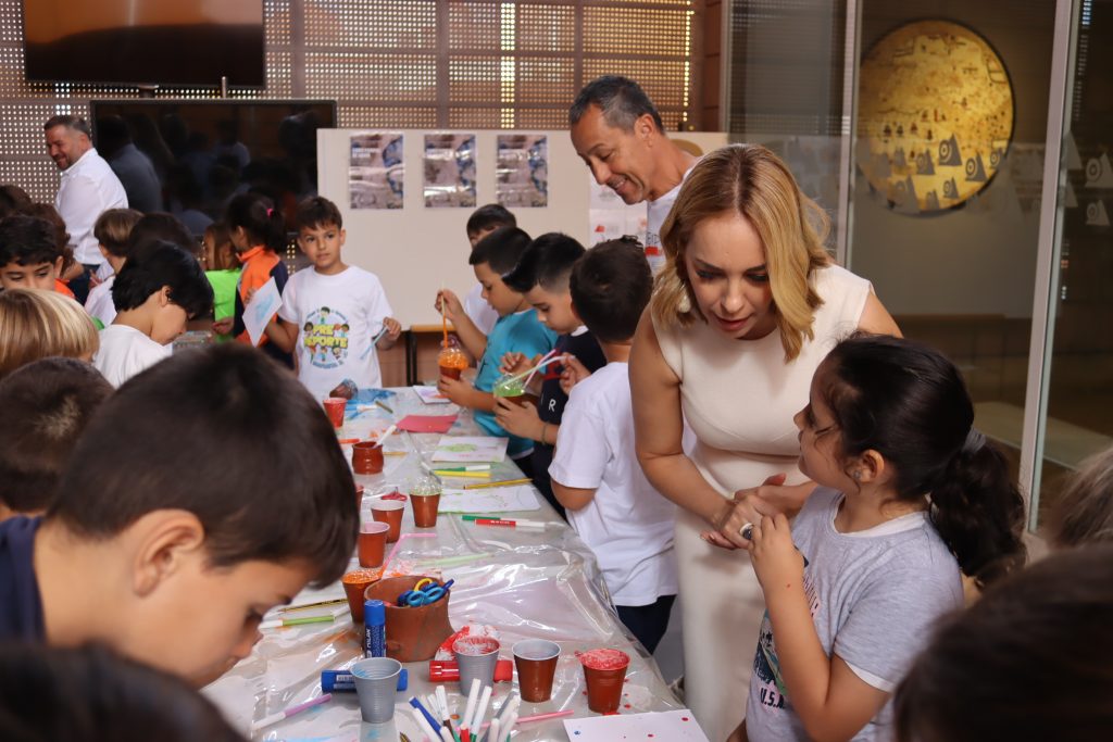 Guacimara Medina en uno de los talleres celebrado en Cueva Pinta con un grupo de niños y niñas