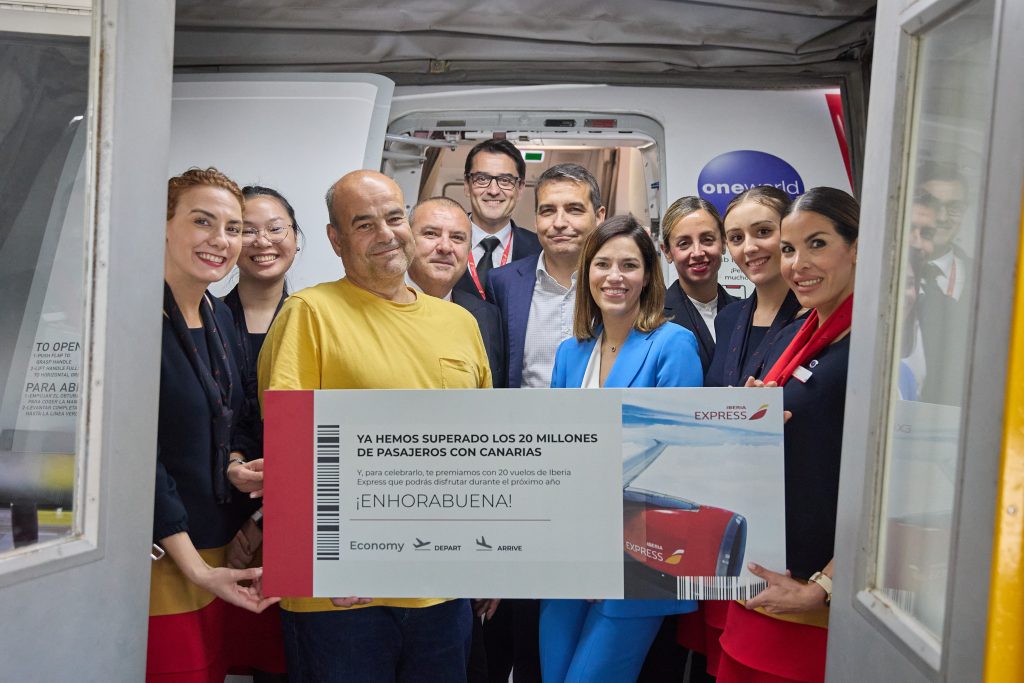 Iberia Express sorprende a un cliente en vuelo Madrid-Gran Canaria