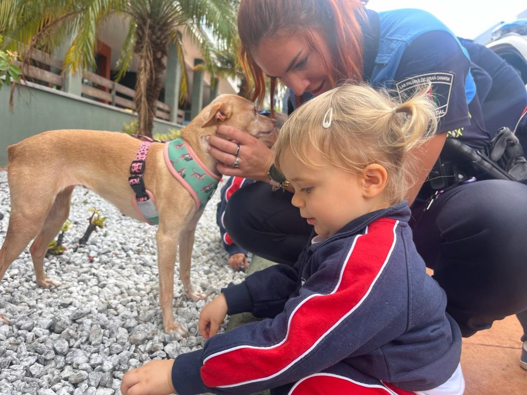 La UMEC de la Policía Local imparte charlas en centros educativos para la tenencia responsable de mascotas 1