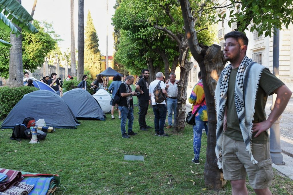 La Universidad de Sevilla condena una acampada que afecta a su vida