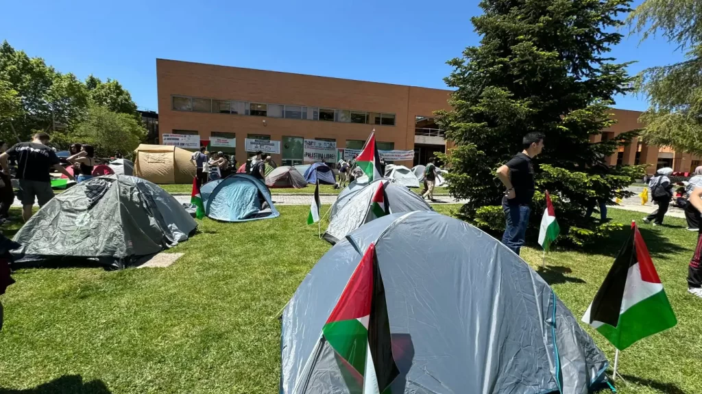 La acampada por la paz en Palestina se traslada a una biblioteca de la Complutense