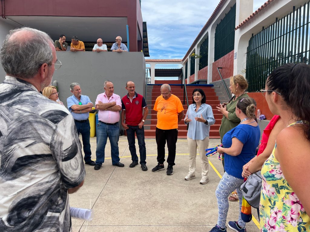 La alcaldesa mantiene un encuentro con vecinos y vecinas en el CEIP Los Altos de La Milagrosa