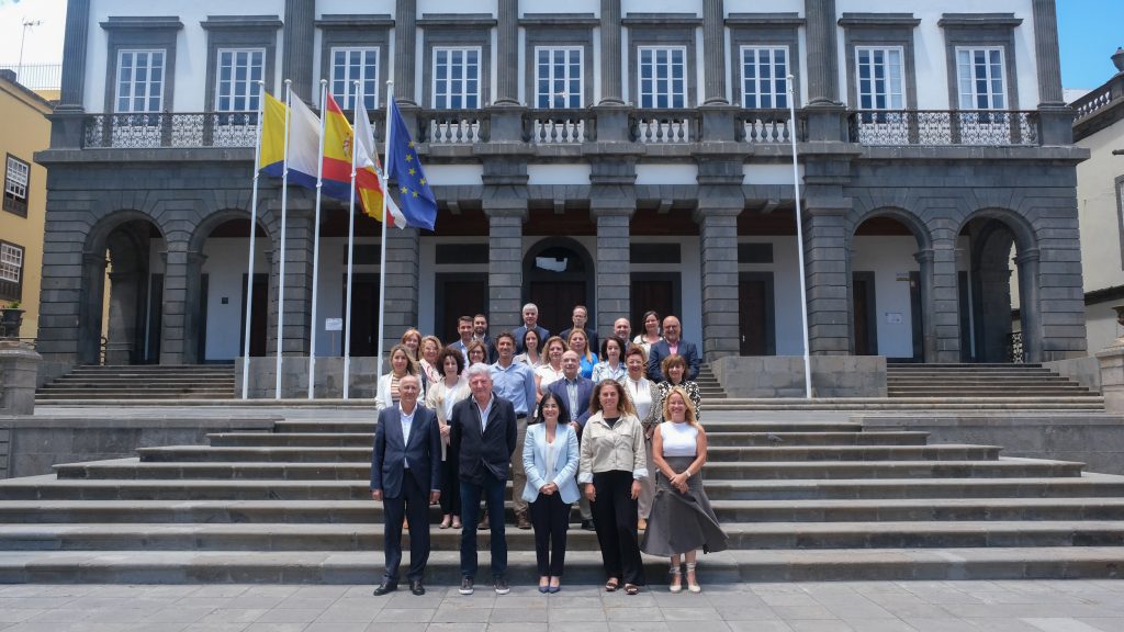 La alcaldesa mantiene un encuentro de trabajo con todos los directivos y directivas de la corporación municipal 2