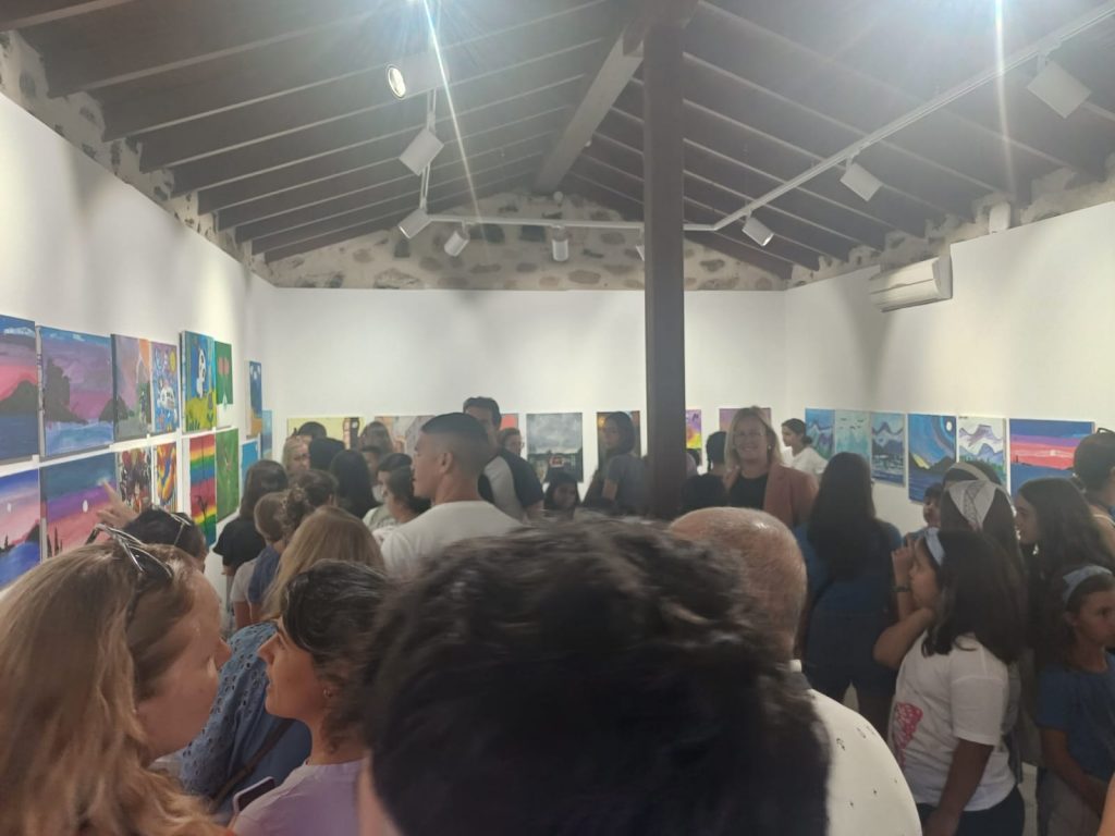 La inauguración de la exposición contó con numerosos familiares, padres y abuelos, de los integrantes del Aula Infantil y Juvenil de Pintura y Dibujo (2)