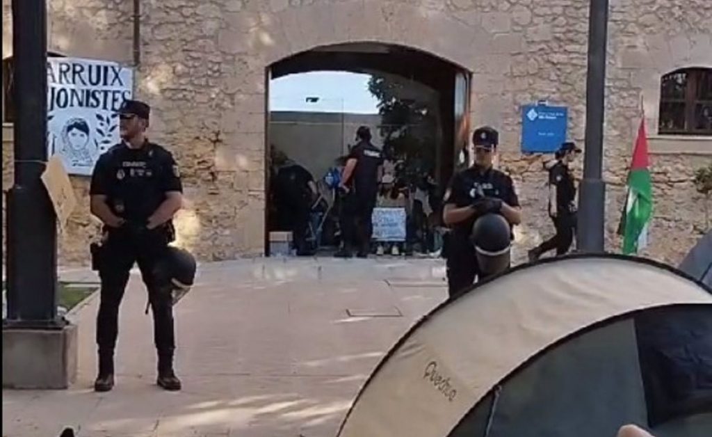 La policía desaloja en Palma a los acampados por Palestina que habían ocupado el rectorado