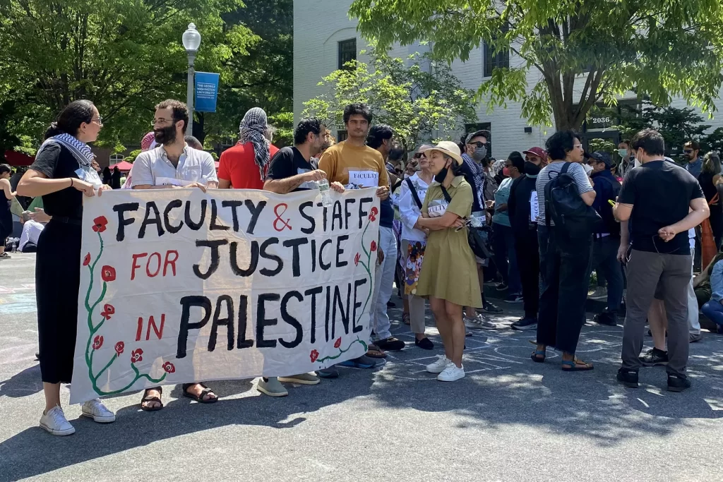 La policía desmantela el campamento de protesta en la Universidad George Washington