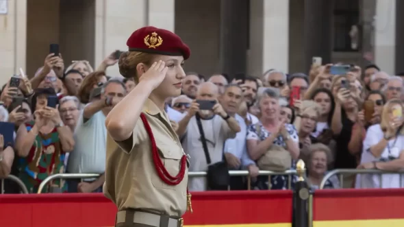 La princesa recibe el homenaje de las instituciones aragonesas en su despedida de Zaragoza