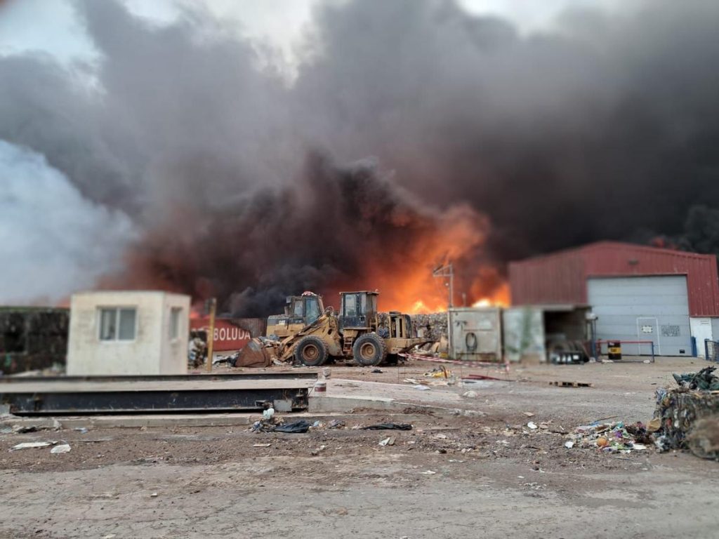 Los bomberos sofocan de madrugada las llamas activas del incendio de Zonzamas (Lanzarote)