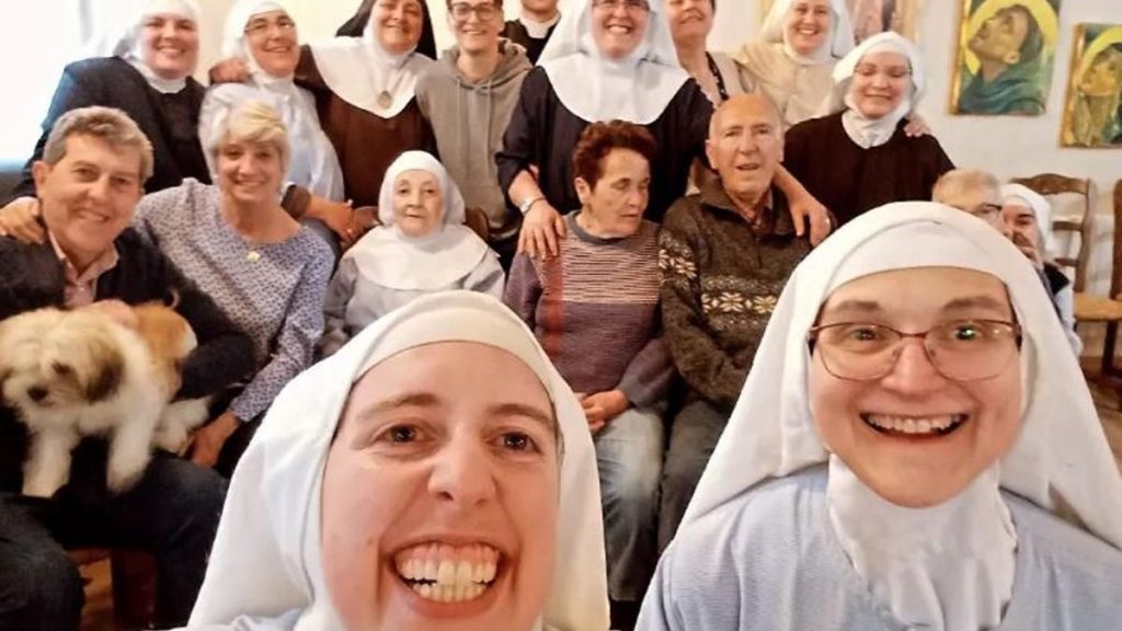 Los obispos dudan de que las monjas clarisas apoyen a la abadesa y las animan a expresarse