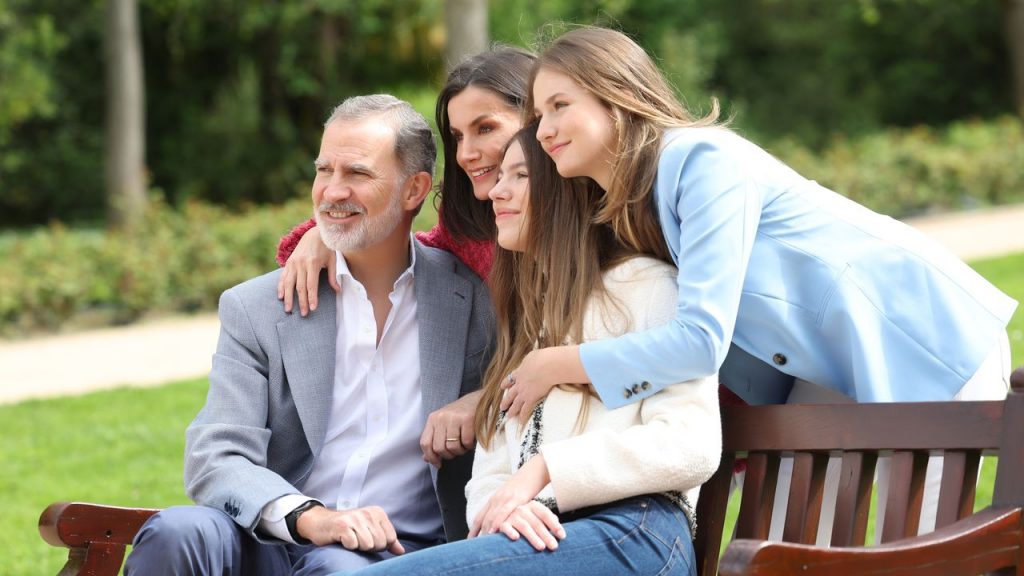 Los reyes conmemoran su 20 aniversario de boda con un álbum de fotos con sus hijas