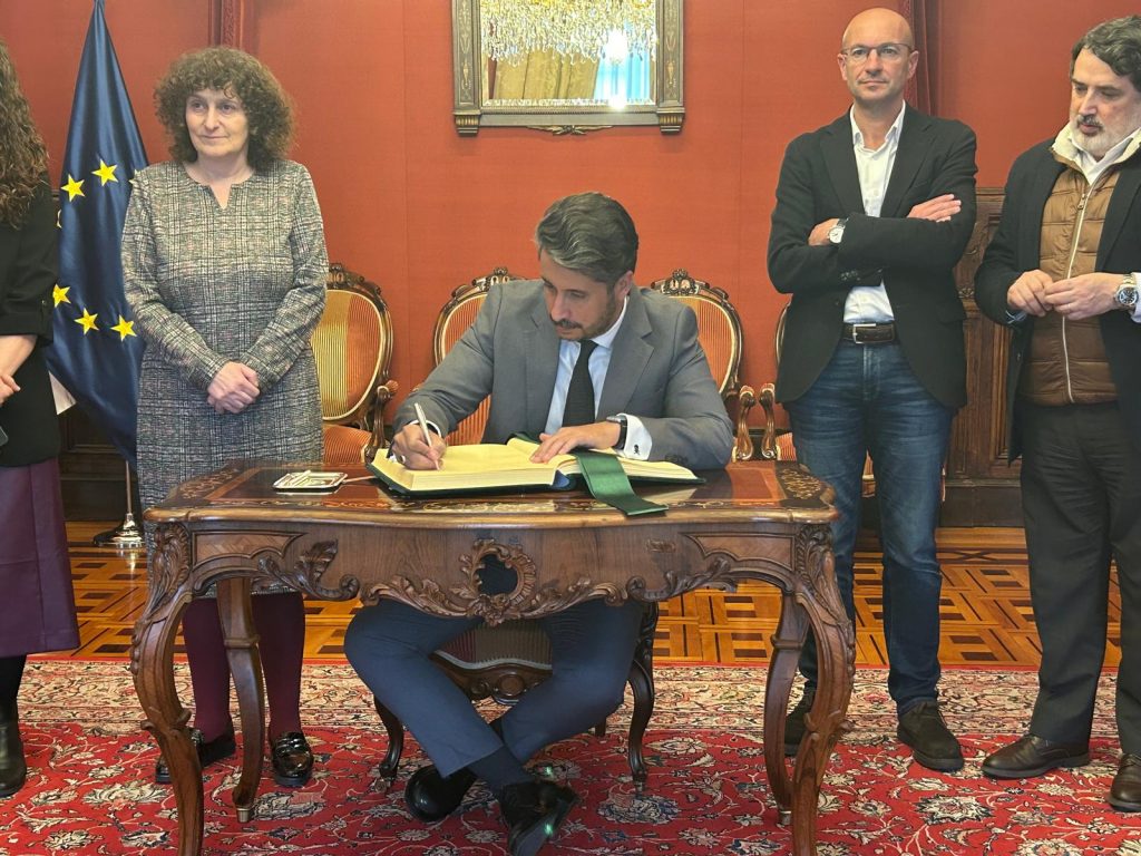 Luis Yeray Gutiérrez firma en el libro de honor de Santiago de Compostela_26 de abril de 2024