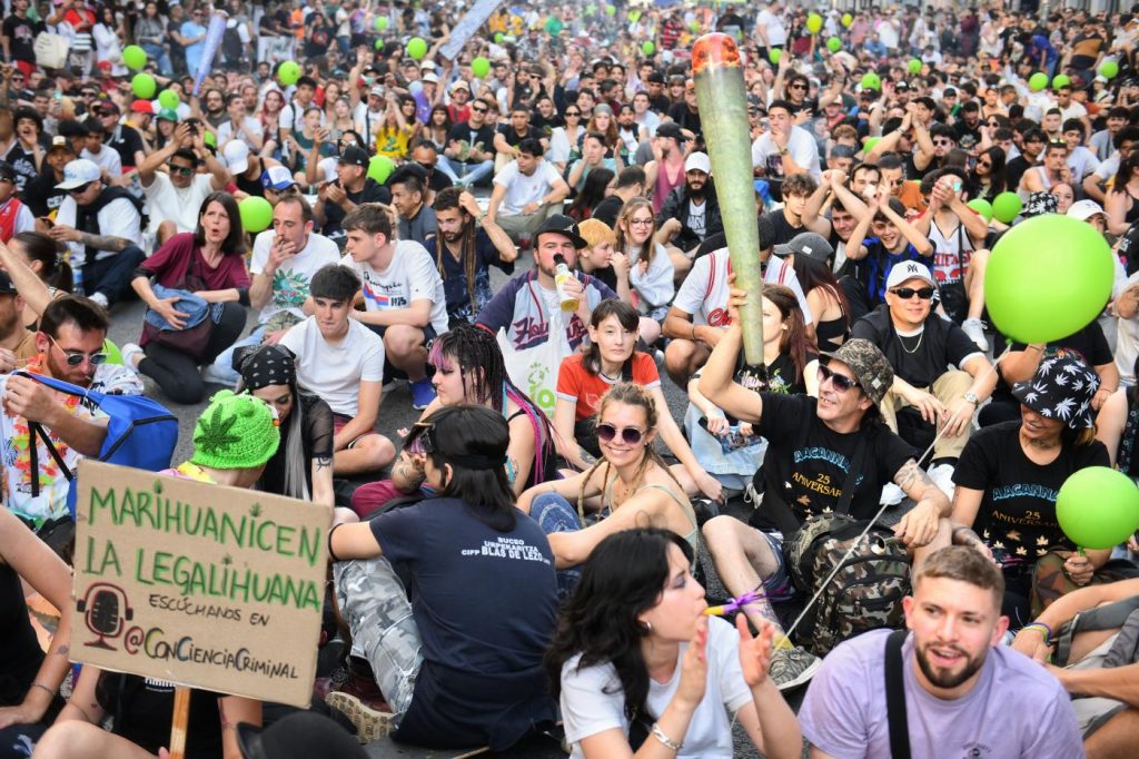 Madrid se tiñe de verde para reivindicar la legalización del cannabis