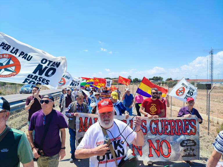 Rechazan presencia de bases de la OTAN con marcha de coches hasta su ubicación en Valencia