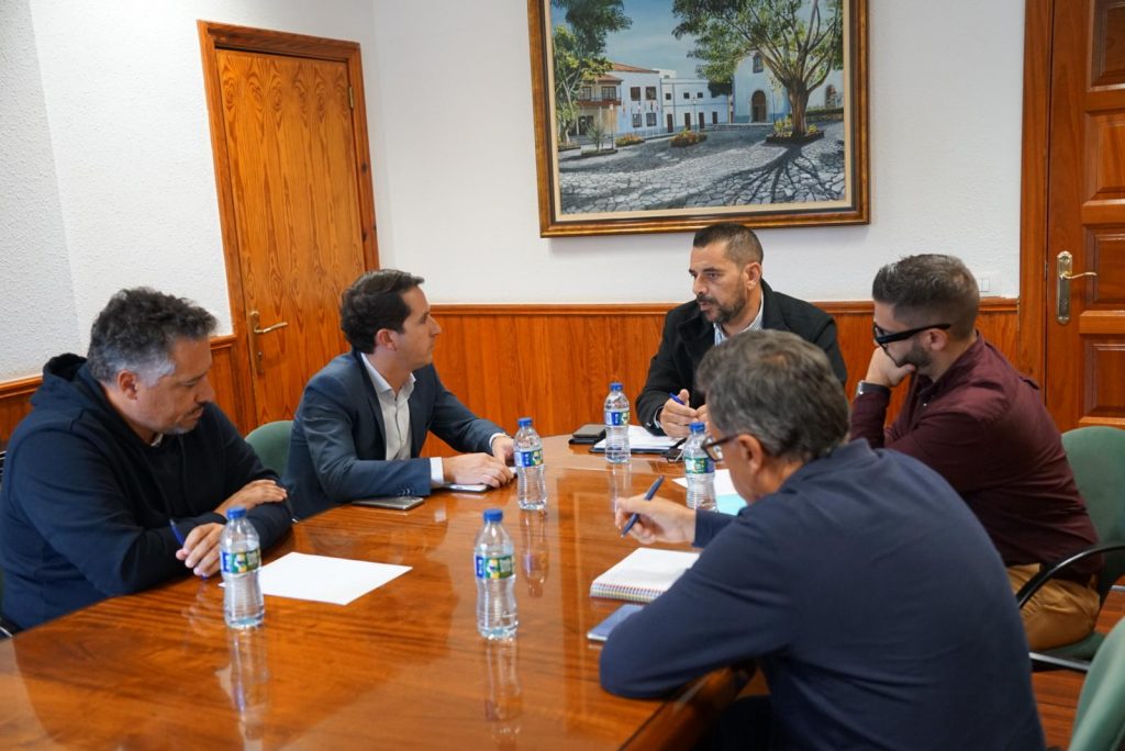 Reunión director general con representantes del Ayuntamiento de Arona