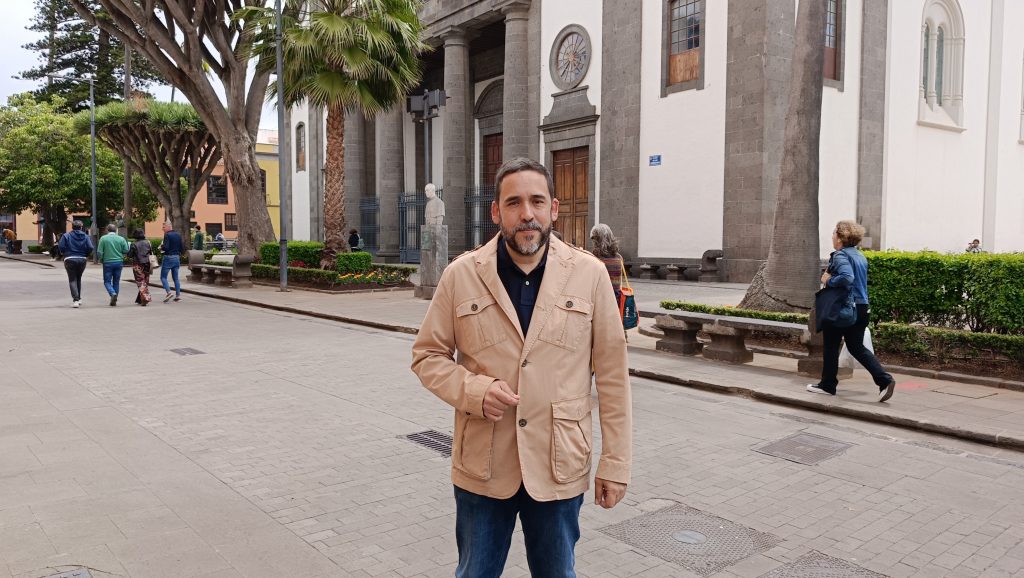 Rubens Ascanio frente a La Catedral de La Laguna