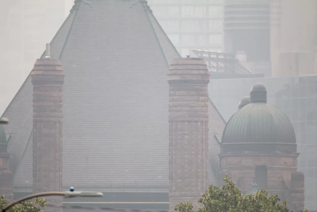 Un incendio forestal mantiene la amenaza sobre una ciudad canadiense de 70.000 habitantes