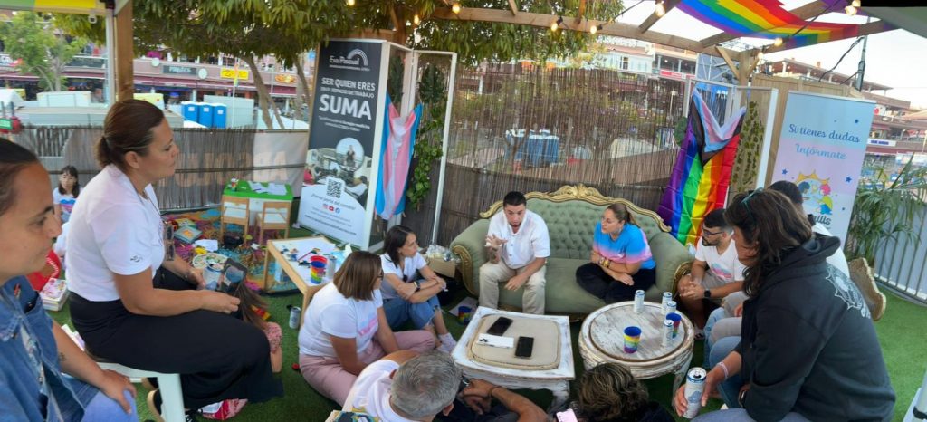 Una docena de familiras participaron en la charla sobre activismo LGTBI+ en Canarias