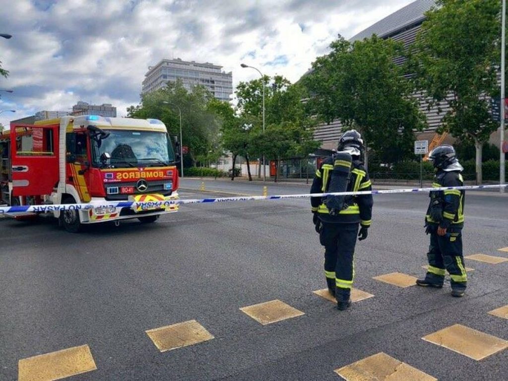 Una fuga de gas obliga a cortar la Castellana y cierra la estación de metro del Bernabéu