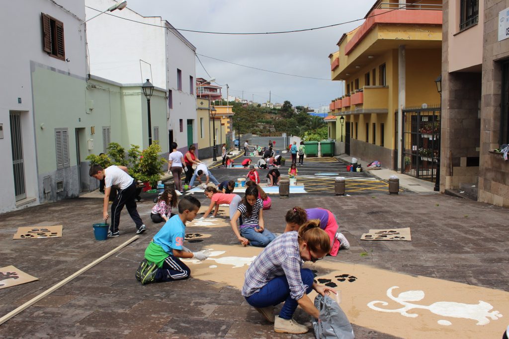 Uno de los momentos de la realización de alfombrasen San José. ARCHIVO