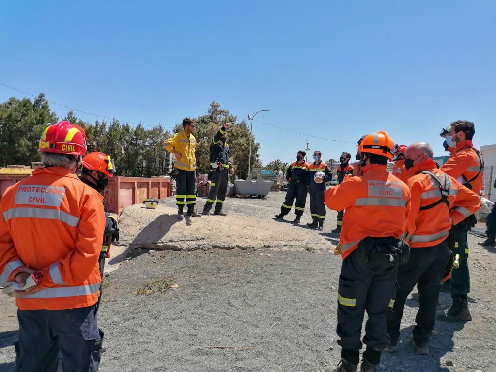 Voluntarios de Protección Civil de Guía participando en una acción formativa en imagen de archivo