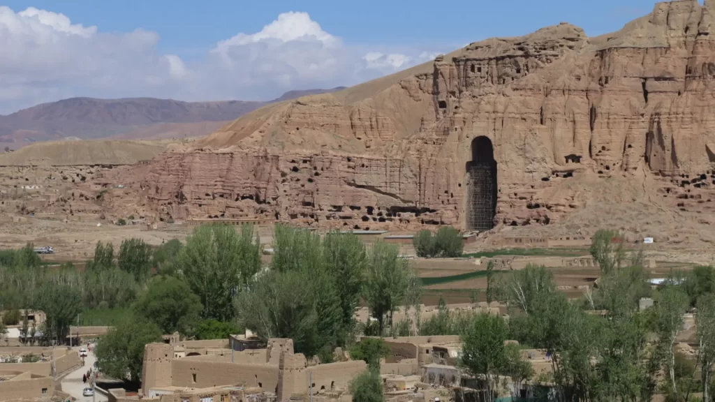 las-ruinas-de-una-estatua-de-buda-de-1-500-anos-de-antigueedad-en-bamiyan-afganistan-donde-tres-ciudadanos-espanoles-murieron-en-un-ataque