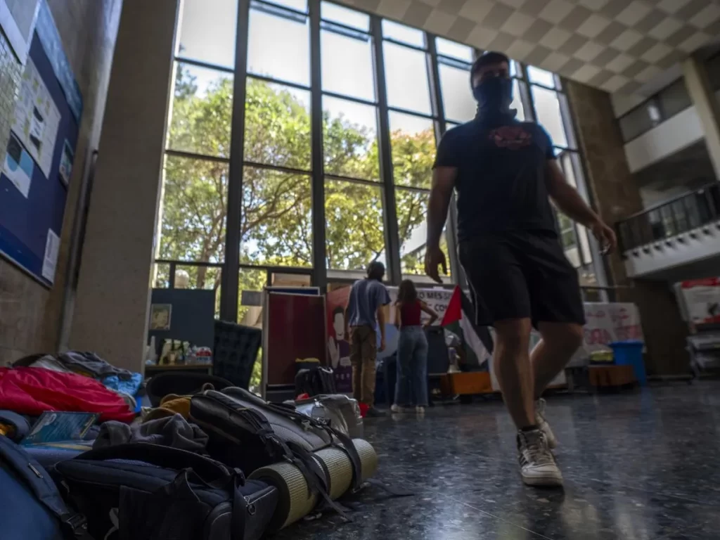 los-estudiantes-abandonan-la-facultad-de-filosofia_