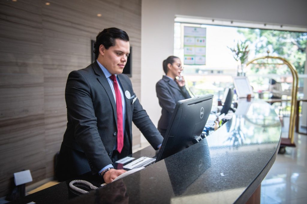 recepcionistas-de-hotel