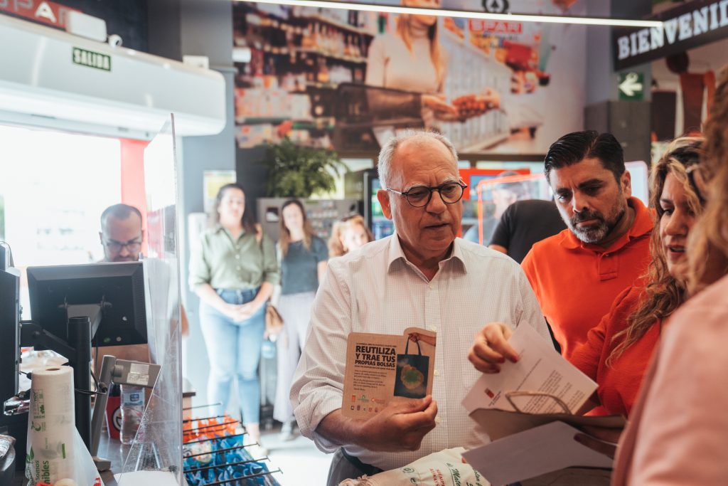 130624 Casimiro Curbelo, durante el reparto de bolsas y sellos distintivos de la campaña (1)