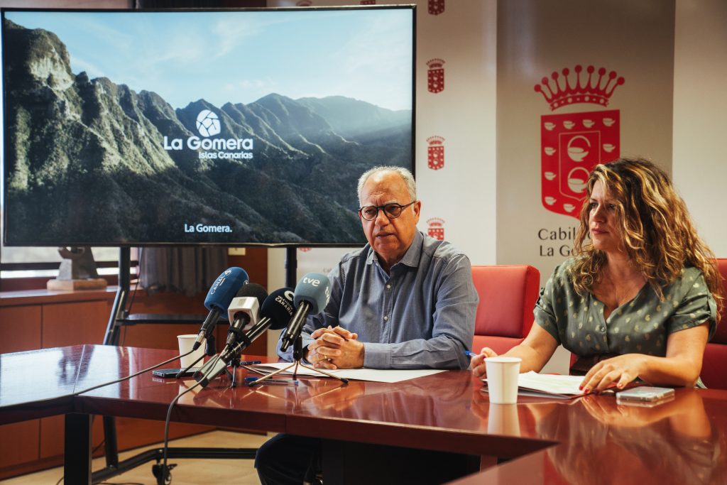 180624 El presidente del Cabildo de La Gomera, Casimiro Curbelo, junto a la consejera insular de Turismo, María Isabel Méndez, durante la presentación de la campaña de promoción turística