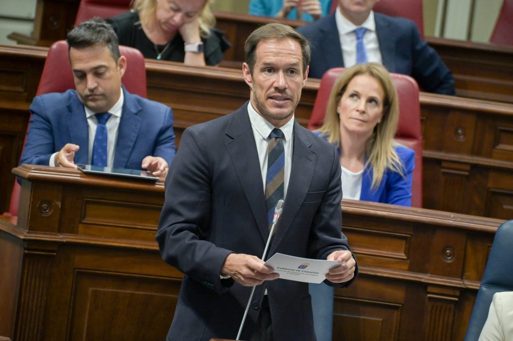 250624. NP. Zapata Parlamento de Canarias 1